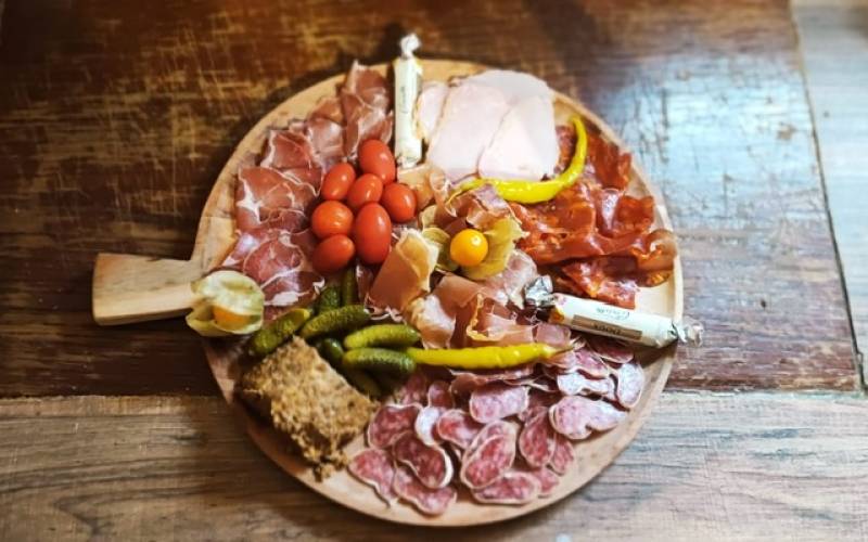 Plateau charcuterie fromage pour week-end insolite