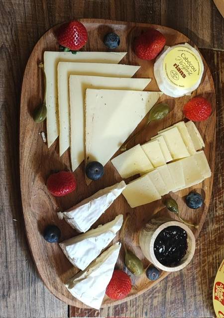 Plateau charcuterie fromage pour week-end insolite