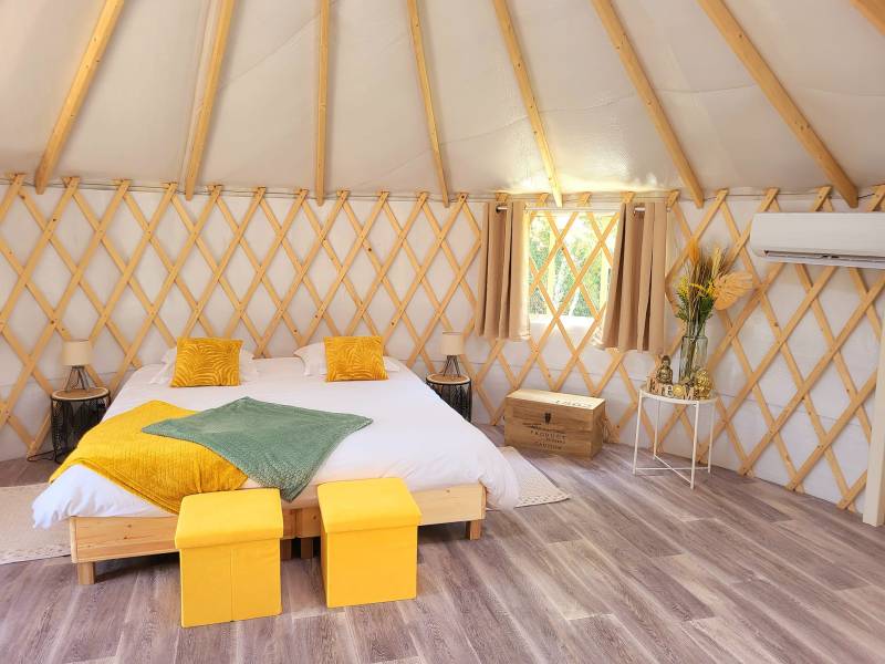 yourte avec son lit king size 180cm