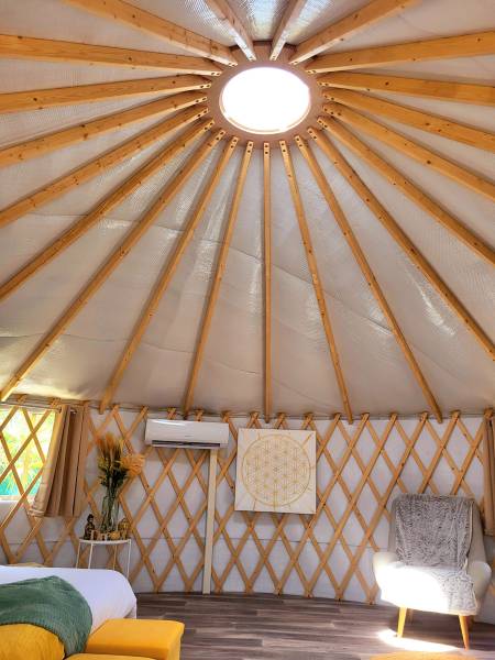 yourte et sa belle fenêtre pour une vue sur le ciel