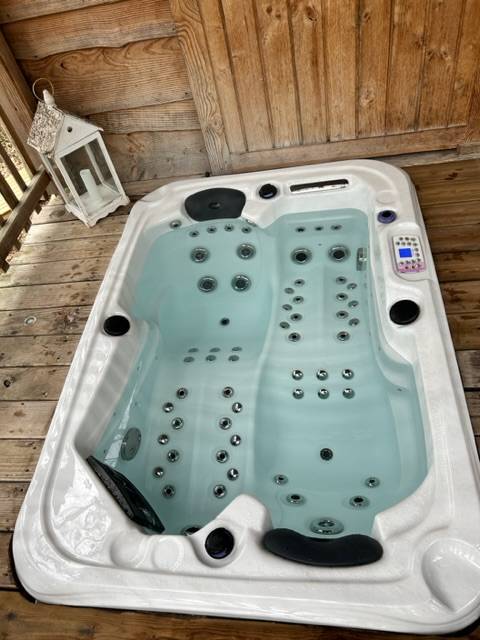 Jacuzzi privatif dans cabane perchée insolite gironde